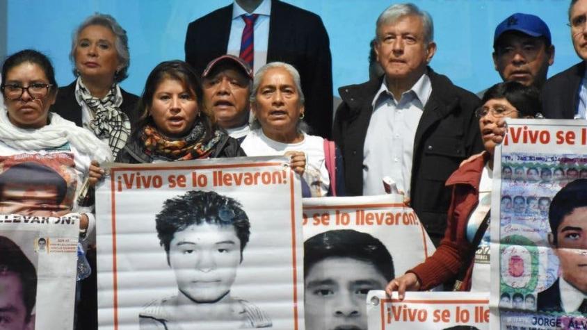 Ayotzinapa: AMLO se compromete con familiares de víctimas a esclarecer lo sucedido con estudiantes