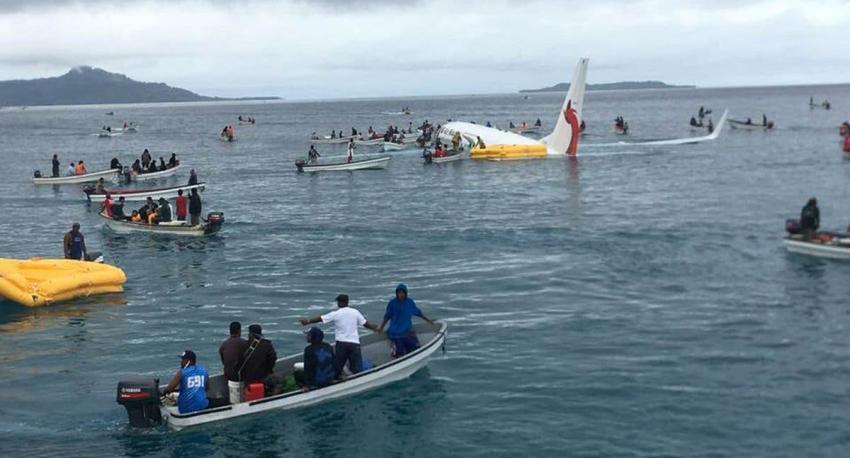Avión de Papúa Nueva Guinea se sale de la pista y termina en el mar