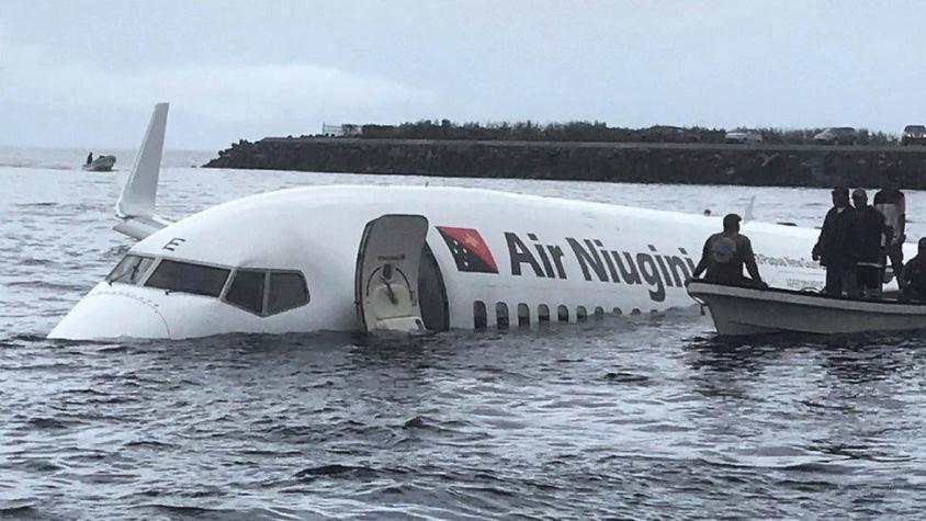 Las imágenes del espectacular aterrizaje de un avión en un lago de Micronesia