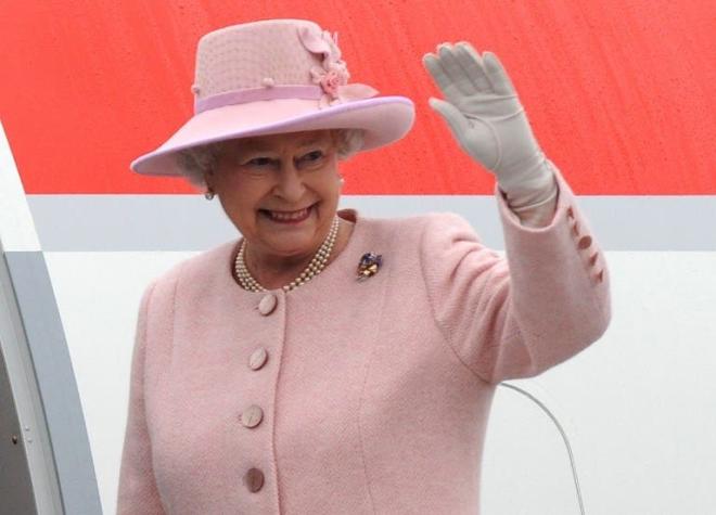 La "falsa mano" que tiene la Reina Isabel para cuando su brazo se cansa de saludar