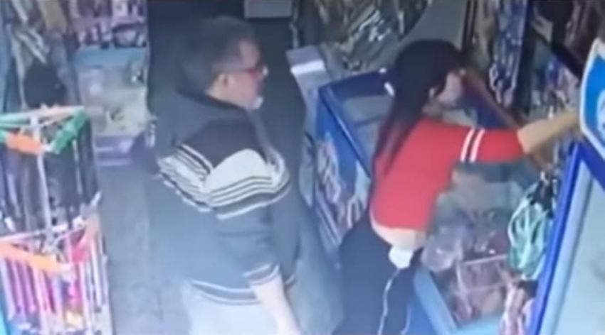 Indignación en Argentina por video de kiosquera acosada por un cliente