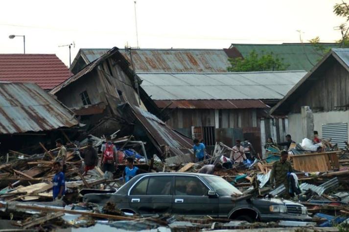 El balance de muertos en el sismo y el tsunami en Indonesia sube a 832 personas