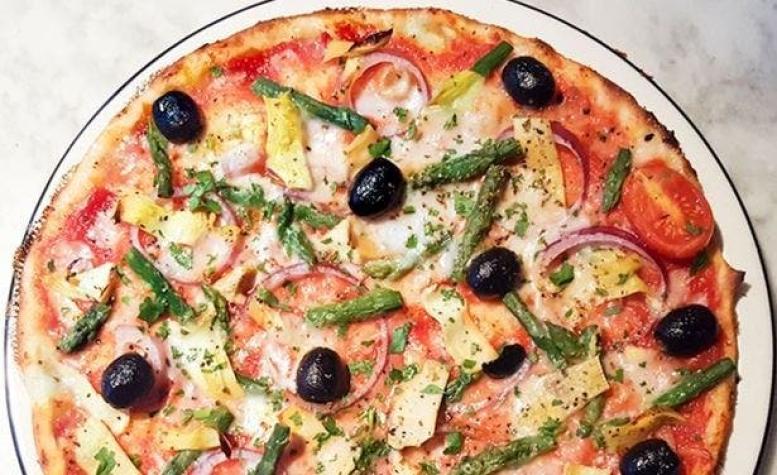 La "vergonzosa" pizza que recibió una mujer luego de que la cocina se quedara sin queso vegano