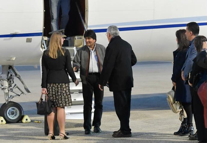 Evo Morales tras aterrizar en La Haya: “Seguro habrá buenas noticias para el pueblo boliviano”