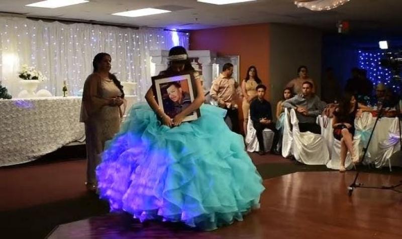 [VIDEO] Joven emociona a todos tras bailar con fotografía de su padre fallecido