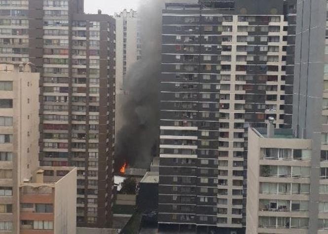 Incendio afecta a bodegas en el centro de Santiago