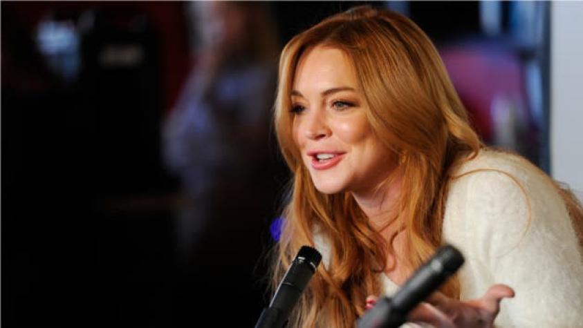 [VIDEO] Mujer golpea a Lindsay Lohan durante transmisión por redes sociales