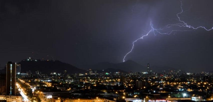 Meteorología emite aviso por posibles tormentas eléctricas entre Atacama y Valparaíso
