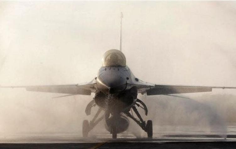 Técnico que realizaba mantención en aviones de guerra le disparó por error a un F16 en Bélgica