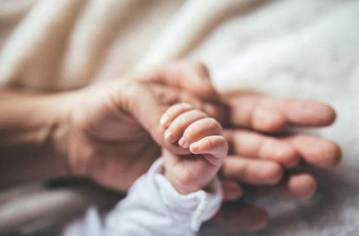 El bebé que casi perdió su dedo por enredarse con un cabello de su madre en Inglaterra
