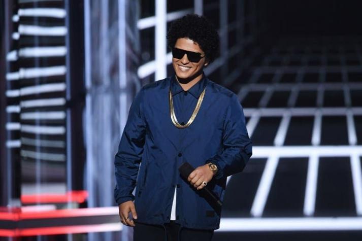 [VIDEO] El reconocido cantante que le cantó cumpleaños feliz a Bruno Mars
