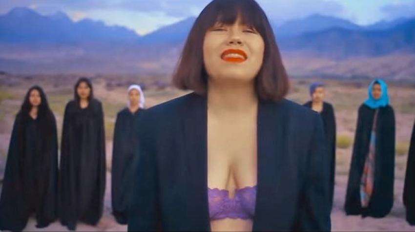 [VIDEO] La cantante que fue amenazada de muerte por aparecer en sostén en su videoclip