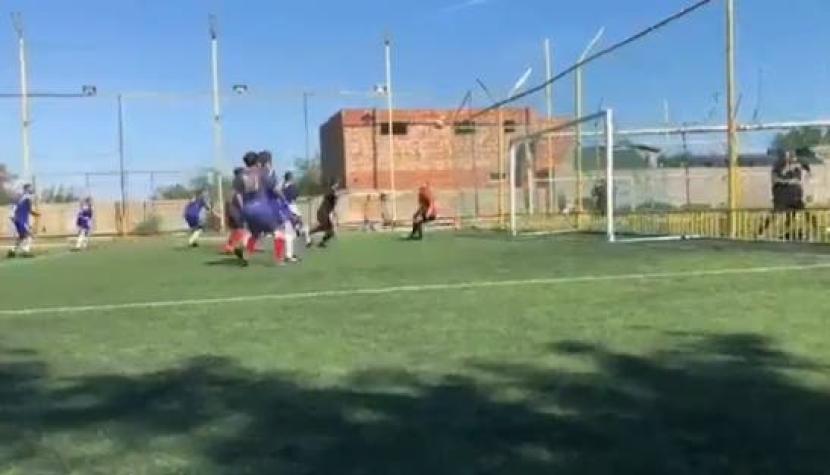 [VIDEO] Insólito: Árbitro anotó un golazo de cabeza en fútbol amateur