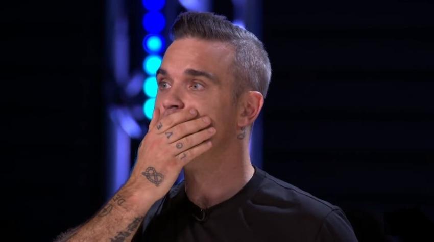 [VIDEO] La dura caída de un participante de "The X Factor" que asustó a Robbie Williams