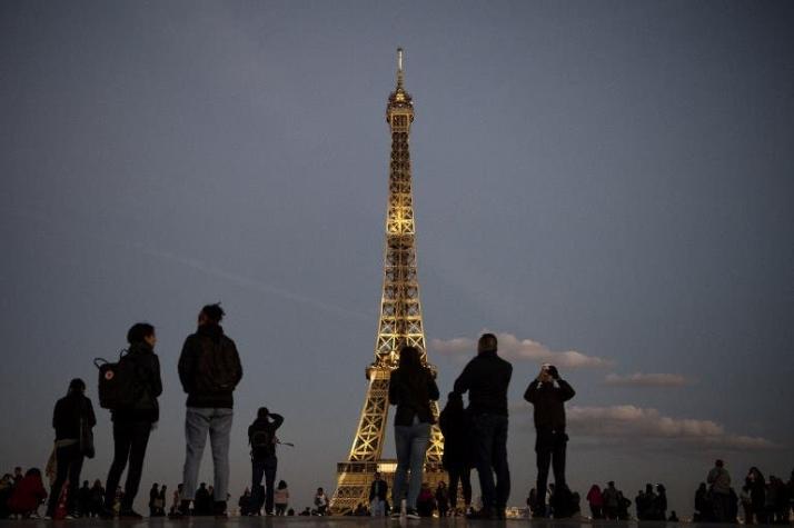 [FOTOS] La Torre Eiffel brilla en honor a Charles Aznavour