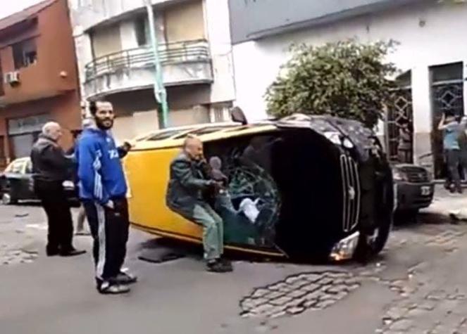 [VIDEO] Robó un taxi, volcó y la víctima lo atrapó sacándolo por el parabrisas