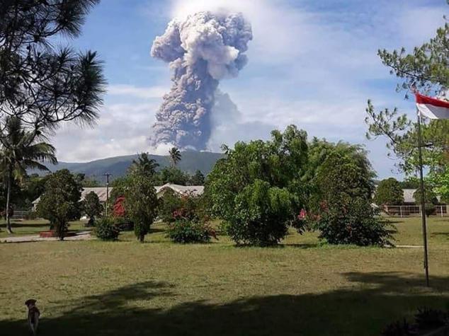 [VIDEO] Indonesia: Volcán hace erupción en isla donde se registró terremoto y tsunami