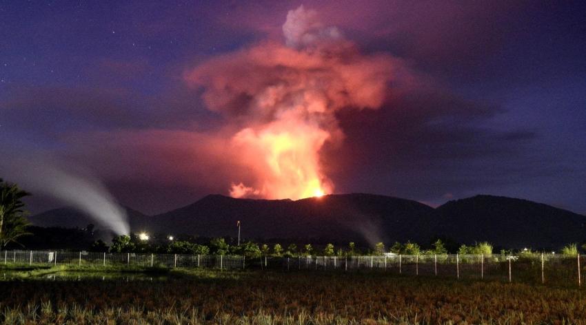 Erupción del volcán Soputan en la isla del terremoto en Indonesia