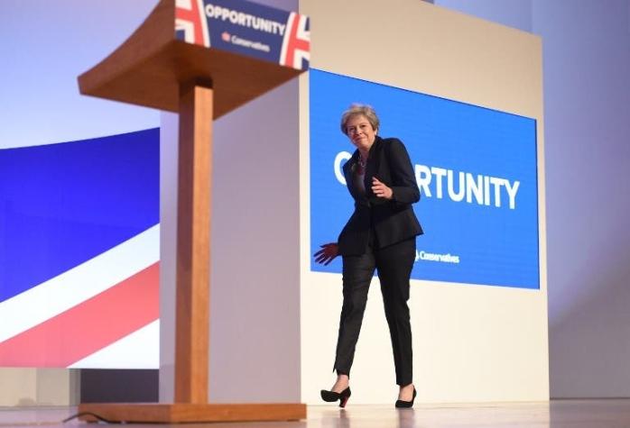 [VIDEO] Theresa May entró bailando "Dancing Queen" para hablar del Brexit