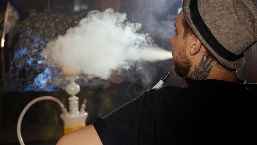 ¿Qué riesgos tiene realmente para tu salud fumar la pipa de agua o shisha?