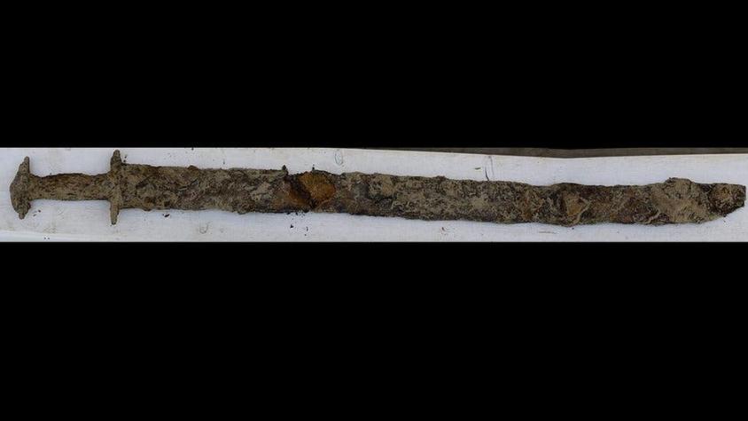 La espada de 1.500 años descubierta por una niña de 8 años en un lago de Suecia