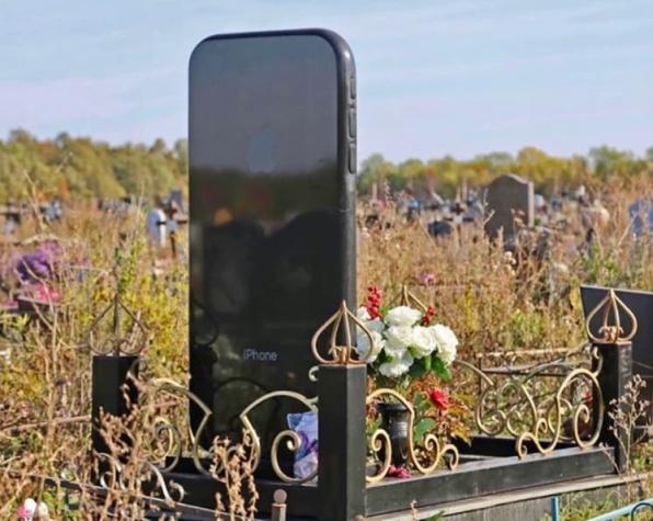 [FOTOS] Padre dedicó una lápida en forma de iPhone (gigante) para su hija muerta