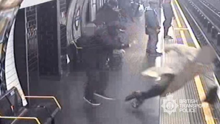 [VIDEO] Impactante registro de metro de Londres muestra a hombre empujando a personas a las vías