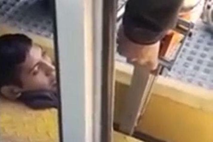 [VIDEO] Joven argentino queda "colgando" de la cabeza entre un tren y el andén