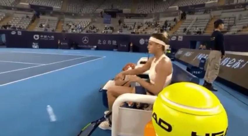 [VIDEO] El humillante gesto de una tenista a un alcanzapelotas que causa indignación en redes