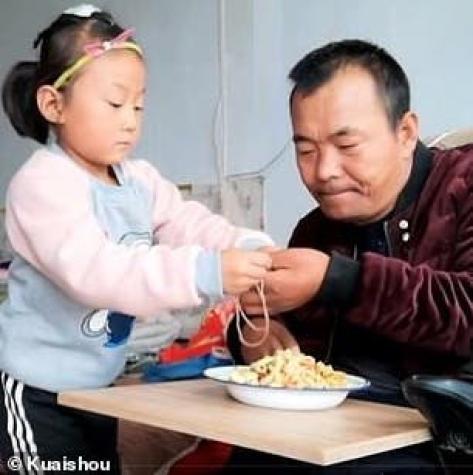 China: Niña de 6 años cuida a su padre discapacitado luego que su madre los abandonara