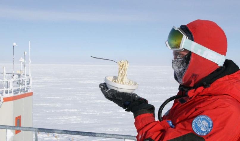 [FOTOS] Científico demuestra cómo sería cocinar al aire libre en la Antártica con -60°C