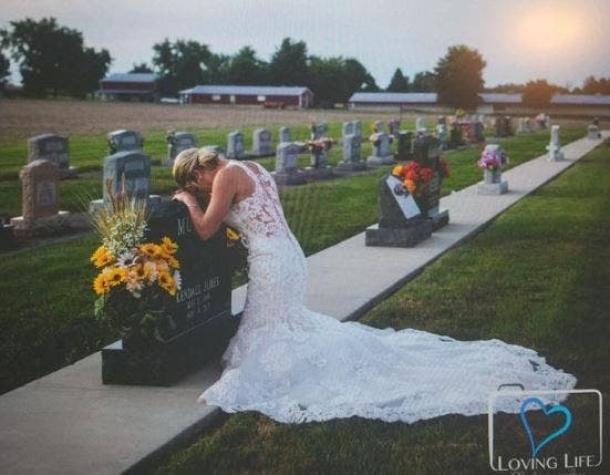 [FOTOS] La historia detrás de la desgarradora imagen de una novia en la tumba de su prometido