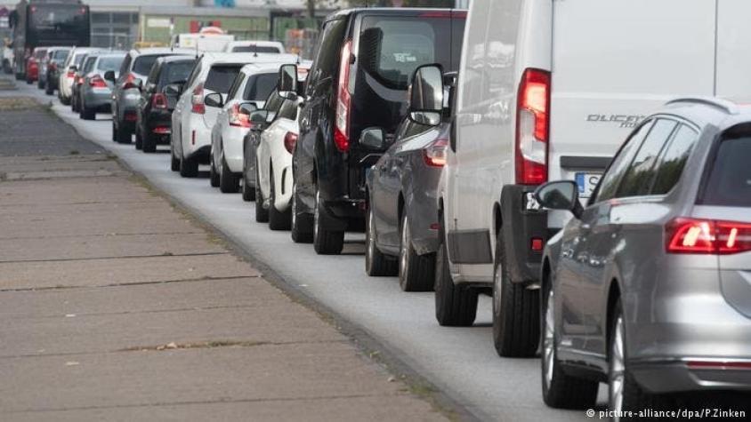 Unión Europea pide endurecer sanciones para autos por emisiones de CO2