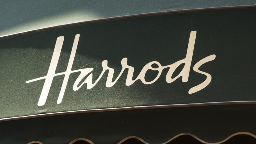 Mujer gastó US$21 millones en la lujosa tienda Harrods de Londres y la obligaron a revelar su nombre