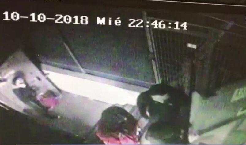 [VIDEO] Registran violento robo frustrado en supermercado de Maipú