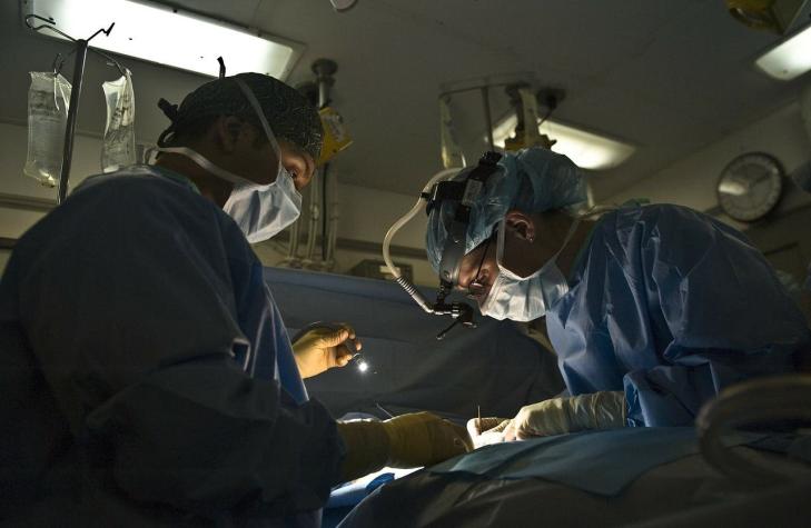 El conmovedor gesto de un médico canadiense antes de realizar una cirugía cerebral a un niño