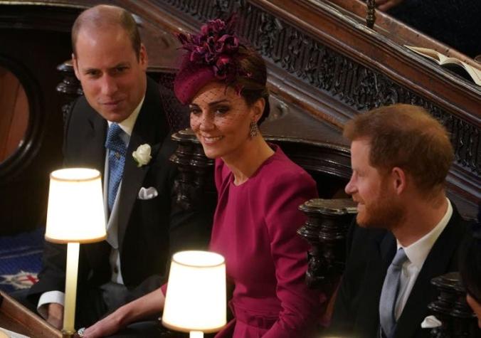 [FOTOS] La mala pasada que le jugó el viento a Kate Middleton en la boda de la princesa Eugenia