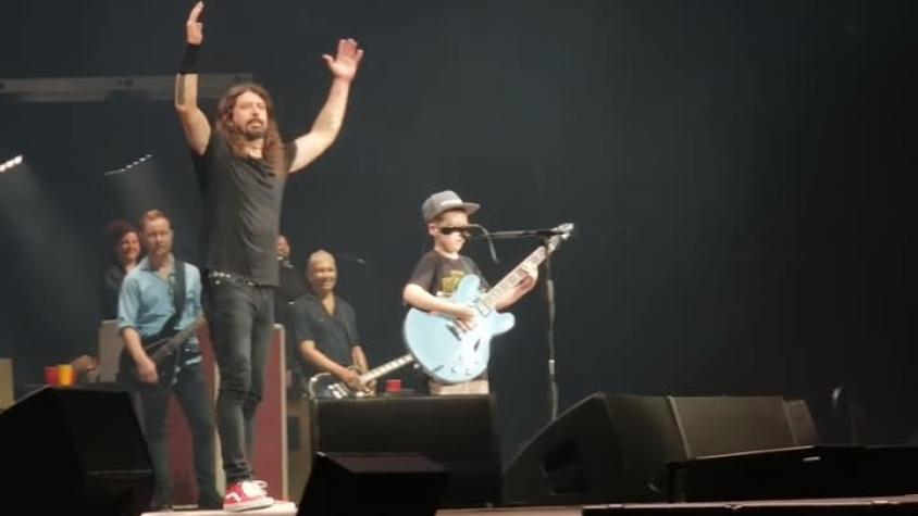 [VIDEO] Niño sube al escenario y sorprende al tocar canción de Metallica junto a Foo Fighters