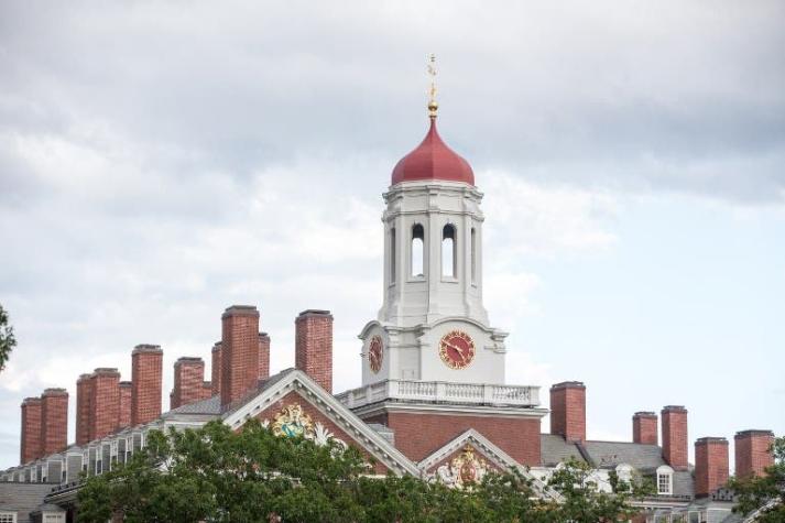 Inician juicio contra Harvard por supuesta discriminación contra estudiantes asiáticos