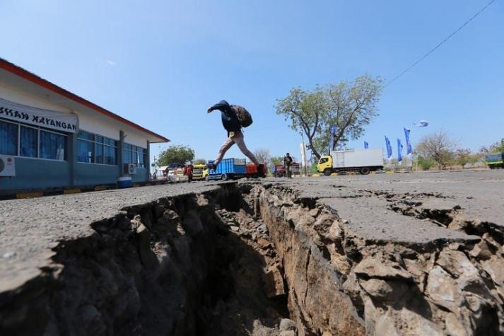 [VIDEO] El momento en que la tierra "respira" durante el potente terremoto en Indonesia