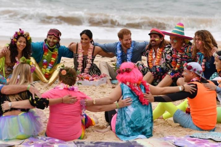Las fotos del príncipe Harry y Meghan Markle participando en una reunión con surfistas en la playa