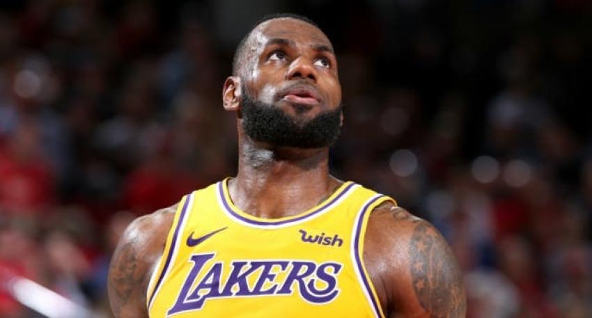 LeBron James se queda corto y no puede ayudar a los Lakers en el debut