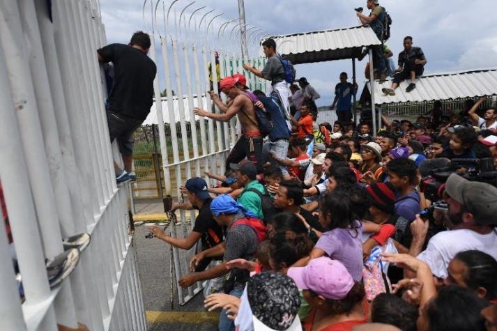 [VIDEO] Caravana de migrantes hondureños logra cruzar a México en su periplo hacia EEUU