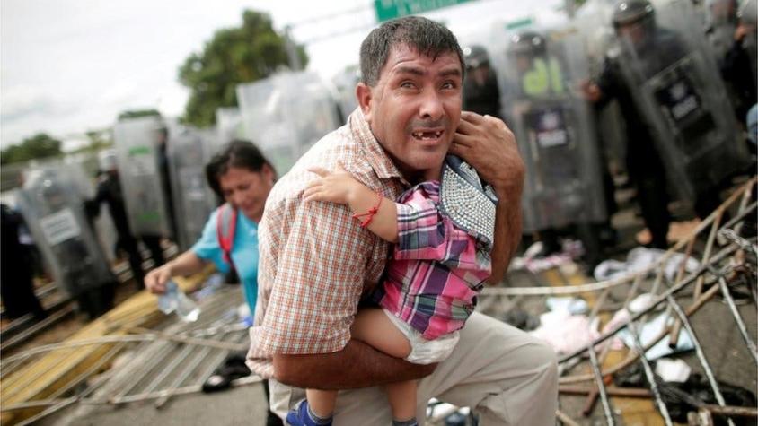Caravana de migrantes: las horas de angustia y caos vividos en un puente