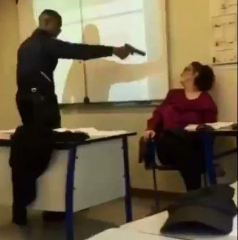 [VIDEO] Alumno francés amenazó a profesora con una pistola