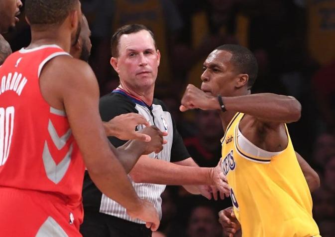 [VIDEO] Escupos y puñetazos: La dura pelea que empaña el arranque de la NBA