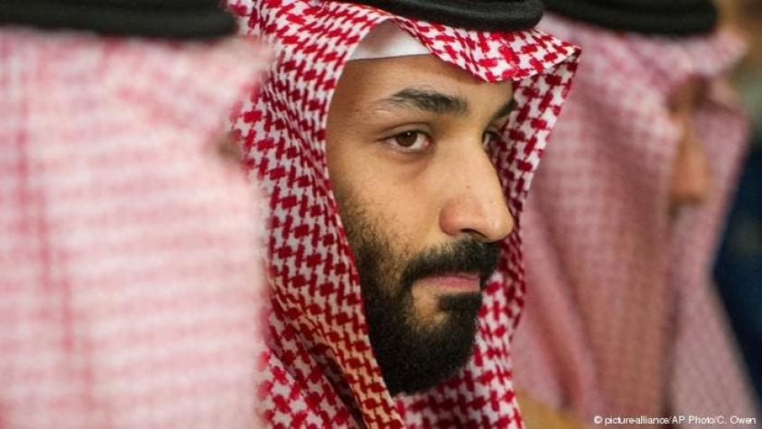 Rey saudí llama al hijo de periodista muerto para ofrecerle sus condolencias