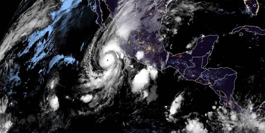 Huracán Willa se acerca a México y sube a categoría 5: será "extremadamente poderoso"