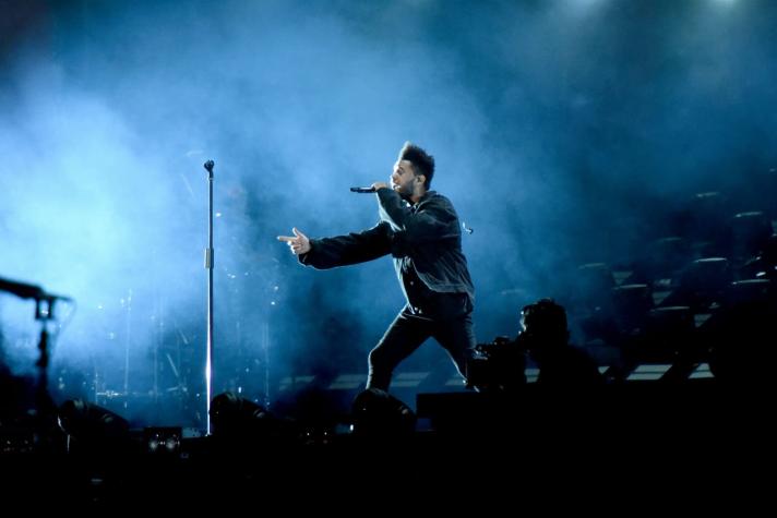[VIDEO] La suerte salva a The Weeknd de accidentarse gravemente durante concierto en México