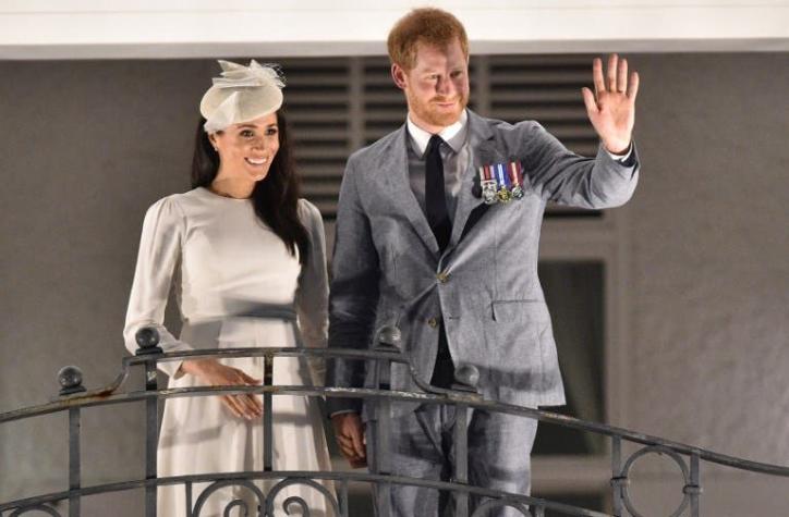 [FOTO] Harry y Meghan homenajean a Reina Isabel y al Príncipe Felipe con histórico momento en Fiji